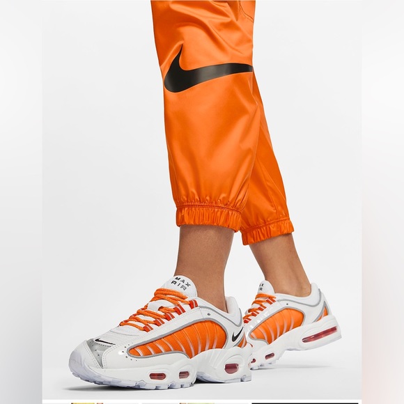 NIKE Woven Swoosh Jogger Pants - Picture 3 of 6